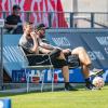 Trainer Markus Zschiesche verfolgt das Spielgeschehen. Die Würzburger Kickers verlieren am Samstag 24.08.24 das Heimspiel gegen Bayern München II mit 1:4 in der AKON Arena in Würzburg.