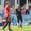 Beide Trainer geben den Mannschaften Anweisungen von der Seitenlinie. Die Würzburger Kickers verlieren am Samstag 24.08.24 das Heimspiel gegen Bayern München II mit 1:4 in der AKON Arena in Würzburg.