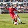 Benyas Solomon Junge-Abiol (30) von den Würzburger Kickers im Ballduell mit Davide Dell’Erba (3) vom FC Bayern München II. Die Würzburger Kickers verlieren am Samstag 24.08.24 das Heimspiel gegen Bayern München II mit 1:4 in der AKON Arena in Würzburg.