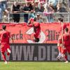 Die Bayern kontern und gehen in Führung! Der schnelle Irankunda hat über die linke Seite viel Platz und trifft im Anschluss unhaltbar in die linken Ecke zum 0:1. Die Würzburger Kickers verlieren am Samstag 24.08.24 das Heimspiel gegen Bayern München II mit 1:4 in der AKON Arena in Würzburg.