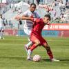 Fabrice Montcheu (20) von den Würzburger Kickers im Zweikampf mit Davide Dell’Erba (3) vom FC Bayern München II. Die Würzburger Kickers verlieren am Samstag 24.08.24 das Heimspiel gegen Bayern München II mit 1:4 in der AKON Arena in Würzburg.