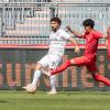 Enes Küc (9) von den Würzburger Kickers im Ballduell mit Adam Aznou Ben Cheikh (2) vom FC Bayern München II. Die Würzburger Kickers verlieren am Samstag 24.08.24 das Heimspiel gegen Bayern München II mit 1:4 in der AKON Arena in Würzburg.