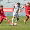 Enes Küc (9) von den Würzburger Kickers im Ballduell mit Davide Dell’Erba (3) vom FC Bayern München II  und Steve Breitkreuz (5) vom FC Bayern München II. Die Würzburger Kickers verlieren am Samstag 24.08.24 das Heimspiel gegen Bayern München II mit 1:4 in der AKON Arena in Würzburg.