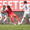 Dominik Meisel (25) von den Würzburger Kickers im Zweikampf mit Adam Aznou Ben Cheikh (2) vom FC Bayern München II. Die Würzburger Kickers verlieren am Samstag 24.08.24 das Heimspiel gegen Bayern München II mit 1:4 in der AKON Arena in Würzburg.