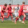 Moritz Hannemann (10) von den Würzburger Kickers versucht sich gegen die Bayern Spieler durchzusetzen. Die Würzburger Kickers verlieren am Samstag 24.08.24 das Heimspiel gegen Bayern München II mit 1:4 in der AKON Arena in Würzburg.
