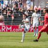 Schuss von Maximilian Zaiser (18) von den Würzburger Kickers. Die Würzburger Kickers verlieren am Samstag 24.08.24 das Heimspiel gegen Bayern München II mit 1:4 in der AKON Arena in Würzburg.