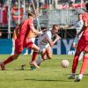 Benyas Solomon Junge-Abiol (30) von den Würzburger Kickers im Zweikampf mit Grayson Dettoni (4) vom FC Bayern München II. Die Würzburger Kickers verlieren am Samstag 24.08.24 das Heimspiel gegen Bayern München II mit 1:4 in der AKON Arena in Würzburg.