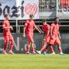 Jetzt ist es aber passiert! Erneut hat Irankunda zu viel Platz und trifft aus kurzer Entfernung zum 1:2. Was für ein Schock für die Kickers! Neuer Spielstand 1:2. Die Würzburger Kickers verlieren am Samstag 24.08.24 das Heimspiel gegen Bayern München II mit 1:4 in der AKON Arena in Würzburg.