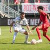 Dominik Meisel (25) von den Würzburger Kickers im Ballduell mit Adam Aznou Ben Cheikh (2) vom FC Bayern München II. Die Würzburger Kickers verlieren am Samstag 24.08.24 das Heimspiel gegen Bayern München II mit 1:4 in der AKON Arena in Würzburg.