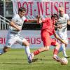 Benjamin Girth (33) von den Würzburger Kickers im Ballduell mit Javier Fernandez Gonzalez (8) vom FC Bayern München II. Die Würzburger Kickers verlieren am Samstag 24.08.24 das Heimspiel gegen Bayern München II mit 1:4 in der AKON Arena in Würzburg.