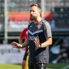 Trainer Markus Zschiesche verfolgt das Spielgeschehen. Die Würzburger Kickers verlieren am Samstag 24.08.24 das Heimspiel gegen Bayern München II mit 1:4 in der AKON Arena in Würzburg.