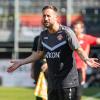 Trainer Markus Zschiesche verfolgt das Spielgeschehen. Die Würzburger Kickers verlieren am Samstag 24.08.24 das Heimspiel gegen Bayern München II mit 1:4 in der AKON Arena in Würzburg.