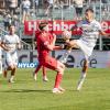 Moritz Hannemann (10) von den Würzburger Kickers im Ballduell mit Grayson Dettoni (4) vom FC Bayern München II. Die Würzburger Kickers verlieren am Samstag 24.08.24 das Heimspiel gegen Bayern München II mit 1:4 in der AKON Arena in Würzburg.
