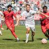 Moritz Hannemann (10) von den Würzburger Kickers im Ballduell mit Adam Aznou Ben Cheikh (2) vom FC Bayern München II und  Nestory Irankunda (7) vom FC Bayern München II. Die Würzburger Kickers verlieren am Samstag 24.08.24 das Heimspiel gegen Bayern München II mit 1:4 in der AKON Arena in Würzburg.