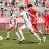 Fabian Wessig (8) von den Würzburger Kickers im Zweikampf mit Adam Aznou Ben Cheikh (2) vom FC Bayern München II. Die Würzburger Kickers verlieren am Samstag 24.08.24 das Heimspiel gegen Bayern München II mit 1:4 in der AKON Arena in Würzburg.