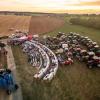 Rund 350 Menschen und 60 Schlepper besuchen am Freitag. 23.08.24 das Traktorkino bei Hopferstadt Ochsenfurt.