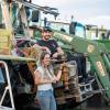 Rund 350 Menschen und 60 Schlepper besuchen am Freitag. 23.08.24 das Traktorkino bei Hopferstadt Ochsenfurt.