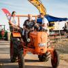 Rund 350 Menschen und 60 Schlepper besuchen am Freitag. 23.08.24 das Traktorkino bei Hopferstadt Ochsenfurt.
