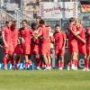 Die Kickers werfen alles nach vorne und die Bayern kontern noch einmal gnadenlos! Am Ende drückt der eingewechselte Rüger den Ball zum 1:4-Endstand über die Linie. Was für ein bitterer Fußballtag am Dallenberg. Die Würzburger Kickers verlieren am Samstag 24.08.24 das Heimspiel gegen Bayern München II mit 1:4 in der AKON Arena in Würzburg.