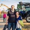 Rund 350 Menschen und 60 Schlepper besuchen am Freitag. 23.08.24 das Traktorkino bei Hopferstadt Ochsenfurt.