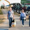 Rund 350 Menschen und 60 Schlepper besuchen am Freitag. 23.08.24 das Traktorkino bei Hopferstadt Ochsenfurt.