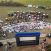 Rund 350 Menschen und 60 Schlepper besuchen am Freitag. 23.08.24 das Traktorkino bei Hopferstadt Ochsenfurt.