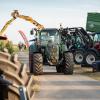 Rund 350 Menschen und 60 Schlepper besuchen am Freitag. 23.08.24 das Traktorkino bei Hopferstadt Ochsenfurt.
