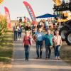 Rund 350 Menschen und 60 Schlepper besuchen am Freitag. 23.08.24 das Traktorkino bei Hopferstadt Ochsenfurt.