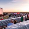 Rund 350 Menschen und 60 Schlepper besuchen am Freitag. 23.08.24 das Traktorkino bei Hopferstadt Ochsenfurt.