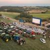 Rund 350 Menschen und 60 Schlepper besuchen am Freitag. 23.08.24 das Traktorkino bei Hopferstadt Ochsenfurt.