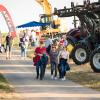 Rund 350 Menschen und 60 Schlepper besuchen am Freitag. 23.08.24 das Traktorkino bei Hopferstadt Ochsenfurt.