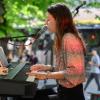 Laue Nächte und gute Stimmung: Zahlreiche Menschen verfolgen am Sonntag (25.08.24) das Gemeinsam Dreisam Festival in der Waldschänke Dornheim in Würzburg. Das Festival ist ein gemeinsames Projekt der vier Würzburger Jugendkulturhäuser b-hof, Cairo, Immerhin und Kellerperle.