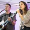 Laue Nächte und gute Stimmung: Zahlreiche Menschen verfolgen am Sonntag (25.08.24) das Gemeinsam Dreisam Festival in der Waldschänke Dornheim in Würzburg. Das Festival ist ein gemeinsames Projekt der vier Würzburger Jugendkulturhäuser b-hof, Cairo, Immerhin und Kellerperle.