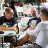 Laue Nächte und gute Stimmung: Zahlreiche Menschen verfolgen am Sonntag (25.08.24) das Gemeinsam Dreisam Festival in der Waldschänke Dornheim in Würzburg. Das Festival ist ein gemeinsames Projekt der vier Würzburger Jugendkulturhäuser b-hof, Cairo, Immerhin und Kellerperle.