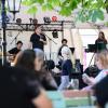 Laue Nächte und gute Stimmung: Zahlreiche Menschen verfolgen am Sonntag (25.08.24) das Gemeinsam Dreisam Festival in der Waldschänke Dornheim in Würzburg. Das Festival ist ein gemeinsames Projekt der vier Würzburger Jugendkulturhäuser b-hof, Cairo, Immerhin und Kellerperle.