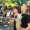 Laue Nächte und gute Stimmung: Zahlreiche Menschen verfolgen am Sonntag (25.08.24) das Gemeinsam Dreisam Festival in der Waldschänke Dornheim in Würzburg. Das Festival ist ein gemeinsames Projekt der vier Würzburger Jugendkulturhäuser b-hof, Cairo, Immerhin und Kellerperle.