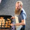 Laue Nächte und gute Stimmung: Zahlreiche Menschen verfolgen am Sonntag (25.08.24) das Gemeinsam Dreisam Festival in der Waldschänke Dornheim in Würzburg. Das Festival ist ein gemeinsames Projekt der vier Würzburger Jugendkulturhäuser b-hof, Cairo, Immerhin und Kellerperle.
