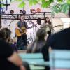 Laue Nächte und gute Stimmung: Zahlreiche Menschen verfolgen am Sonntag (25.08.24) das Gemeinsam Dreisam Festival in der Waldschänke Dornheim in Würzburg. Das Festival ist ein gemeinsames Projekt der vier Würzburger Jugendkulturhäuser b-hof, Cairo, Immerhin und Kellerperle.
