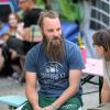 Laue Nächte und gute Stimmung: Zahlreiche Menschen verfolgen am Sonntag (25.08.24) das Gemeinsam Dreisam Festival in der Waldschänke Dornheim in Würzburg. Das Festival ist ein gemeinsames Projekt der vier Würzburger Jugendkulturhäuser b-hof, Cairo, Immerhin und Kellerperle.