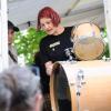Laue Nächte und gute Stimmung: Zahlreiche Menschen verfolgen am Sonntag (25.08.24) das Gemeinsam Dreisam Festival in der Waldschänke Dornheim in Würzburg. Das Festival ist ein gemeinsames Projekt der vier Würzburger Jugendkulturhäuser b-hof, Cairo, Immerhin und Kellerperle.