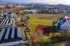 Auf dieser Wiese zwischen Berufsschule und Rainhaus (rechts) wird das neue Schulgebäude entstehen, mit Abstand zum Rainhaus. Dem projekt weichen muss die Turnhalle (unten links).