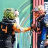 Lando Norris (l) verweist Max Verstappen auf Platz zwei.
