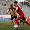 Die Partie der Würzburger Kickers gegen Bayreuth wird am 7. September live im Fernsehen übertragen.  Auf diesem Foto beharken sich Bayreuths Marco Zietsch (links) Würzburgs Ivan Franjic im Ligaspiel am 30. April 2024.