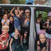 Die Kinderkommissare im Polizeiauto.