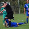 Beim 5:0-Heimsieg ist der VfR Sulzthal derart „on fire“, dass sogar Schiedsrichter Niklas Göbel abgegrätscht wird.