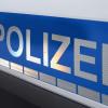 Ein 19-Jähriger soll mit seinem Motorrad schnell auf einen Polizisten zugefahren sein. (Archivbild)