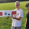 Janis Beier und Adrian Völker mit der Sonde. 