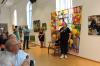 Bei der Vernissage der Künstlergruppe "Kontraste" erläuterte Brigitte Heck ihre Installation "Lucky und die Glückshormone".