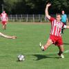 Der Ebelsbacher Sascha Brix (links) erzielt mit einem platzierten Schuss ins linke Eck das  zwischenzeitliche 2:2. Jubeln durften nach 90 Minuten aber die Hermannsberger um Kapitän Lukas Kundmüller (rechts).