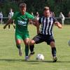 Torraumszene: Sandro Kresser von der SG Heidenfeld/Hirschfeld (Mitte) versucht, vor dem Unterspiesheimer Stürmer Alexander Heim den Ball abzuschirmen. SG-Keeper Justin Reichert ist auch zur Stelle.